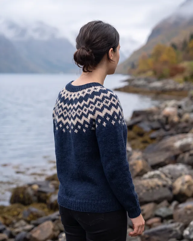 Kofte med bærestykke i fargen Fjord, i bruk