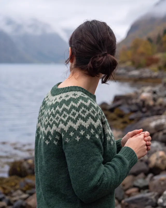 Kofte med bærestykke i fargen Skog, i bruk