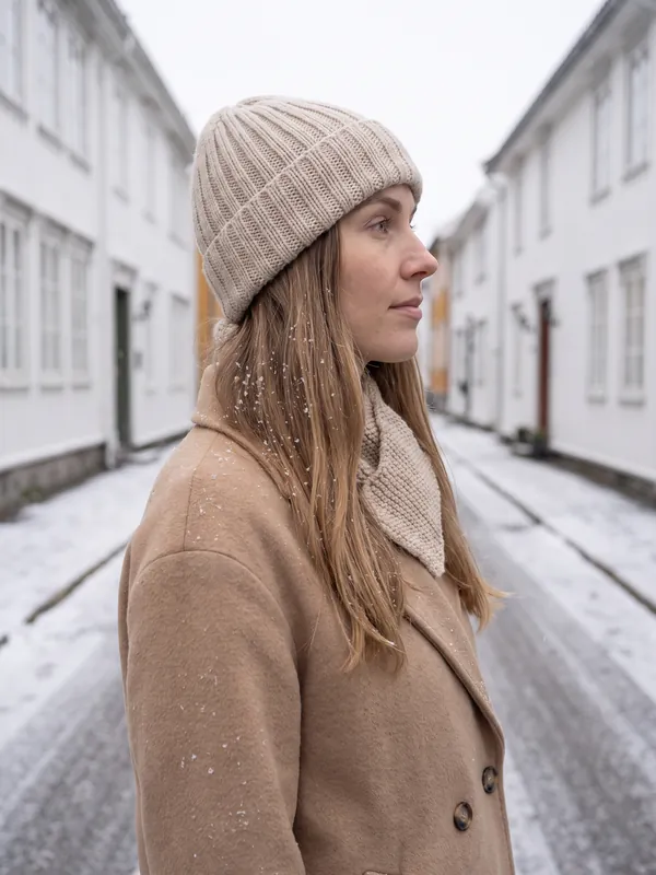 Skjerf og lue i fargen Havre, sett fra en annen vinkel