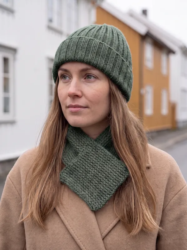 Skjerf og lue i fargen Skog, brukt av en kvinne